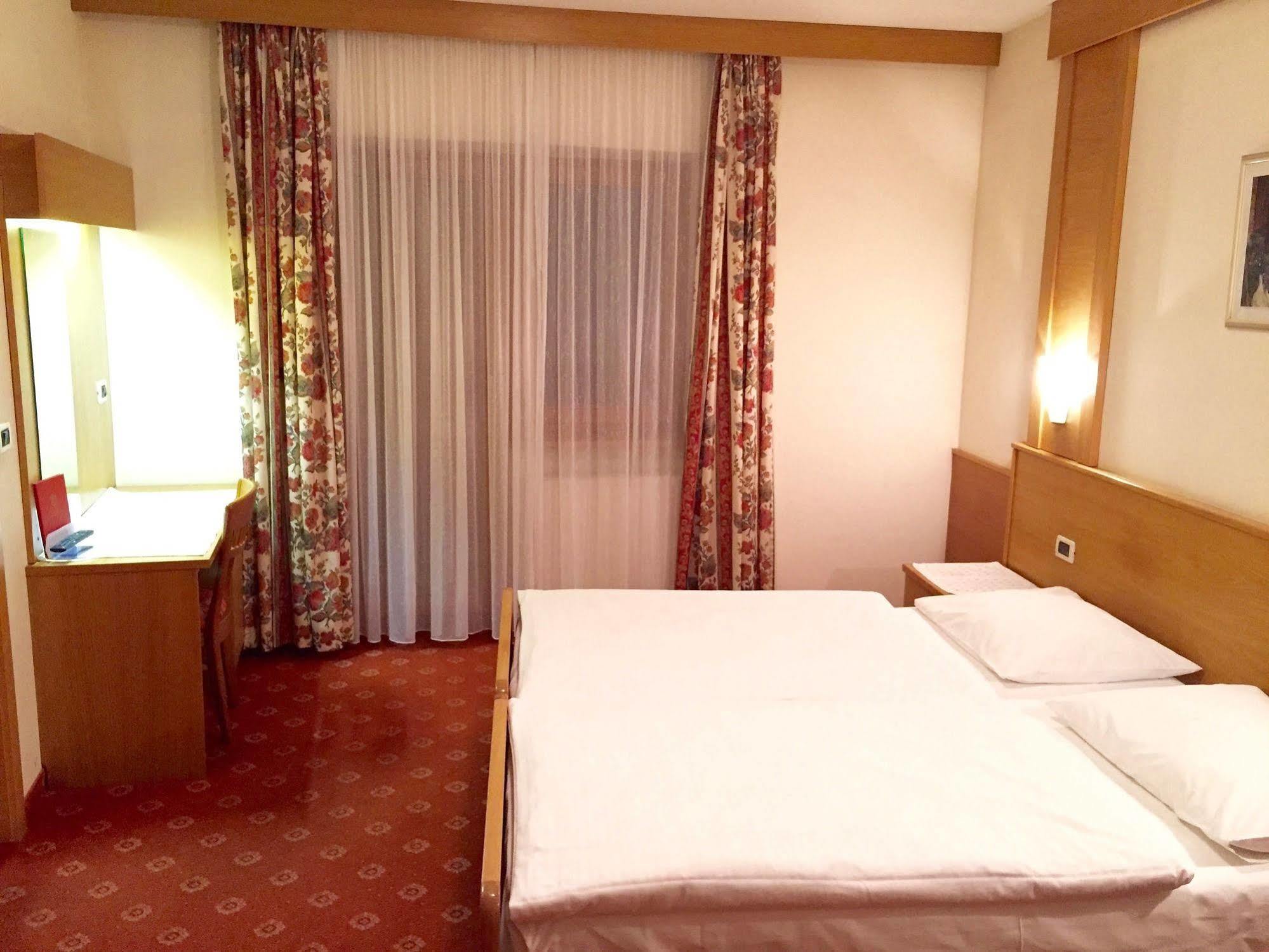 Hotel Waldheim Sarnonico Екстериор снимка